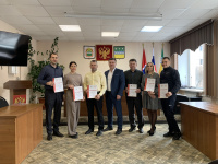 Глава Завитинского муниципального округа вручил сертификаты участникам  регионального Фестиваля ГТО среди государственных и муниципальных  служащих.